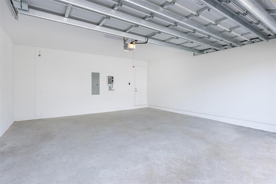 Building Photo - 6990 Pines Cir
