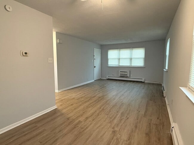 Building Photo - Newly Updated 2 Bed in Aston