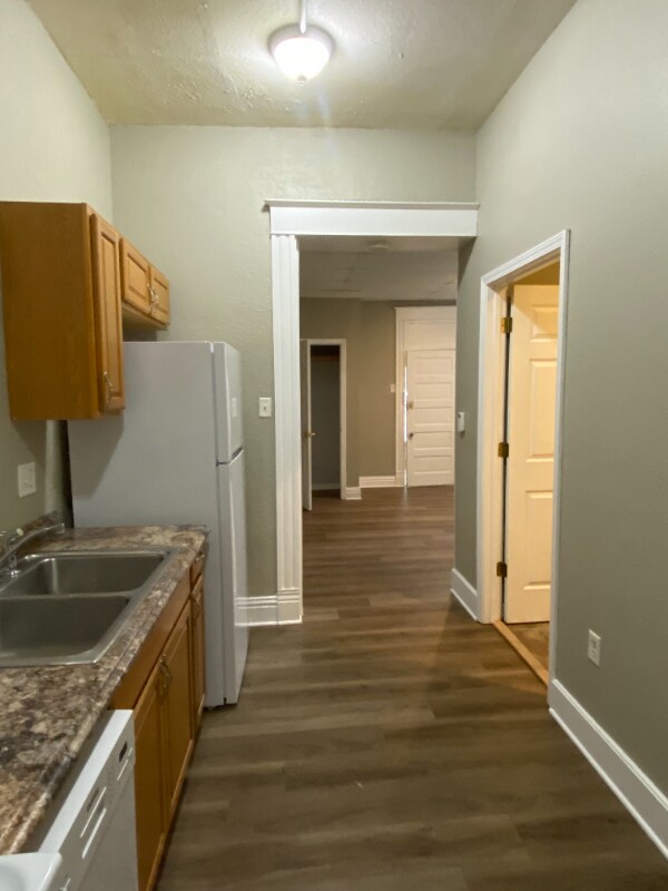 Building Photo - 901 W 6th St