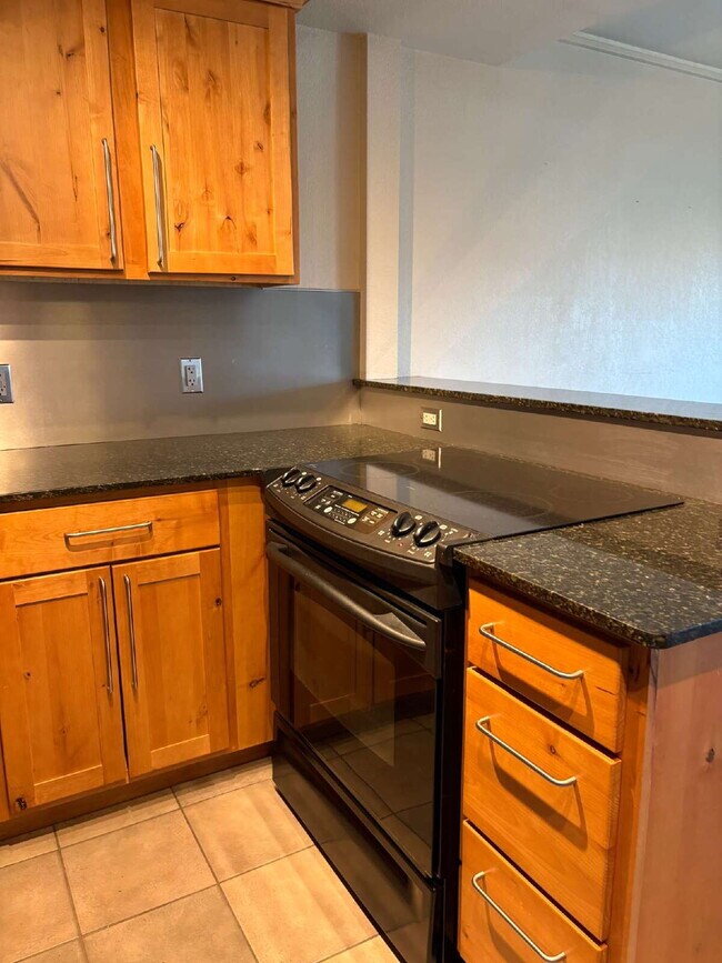 Building Photo - 1 bedroom Utilities Included - Downtown Citywalk
