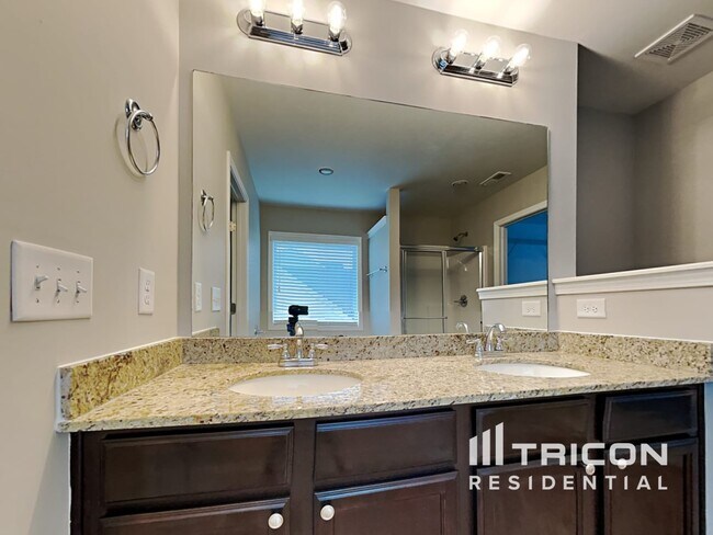 Building Photo - 451 Finch Ln
