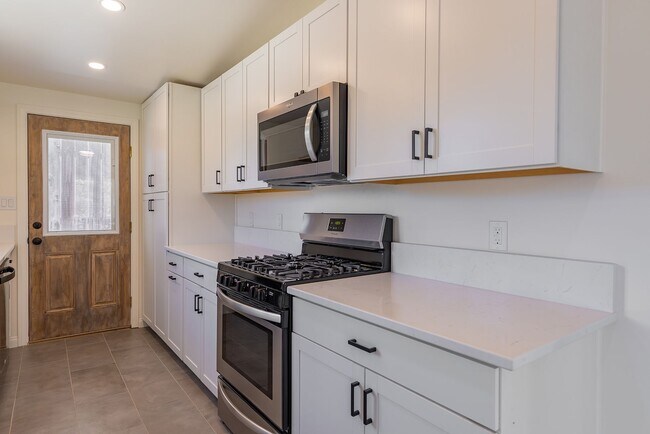 Building Photo - Oak View Abode
