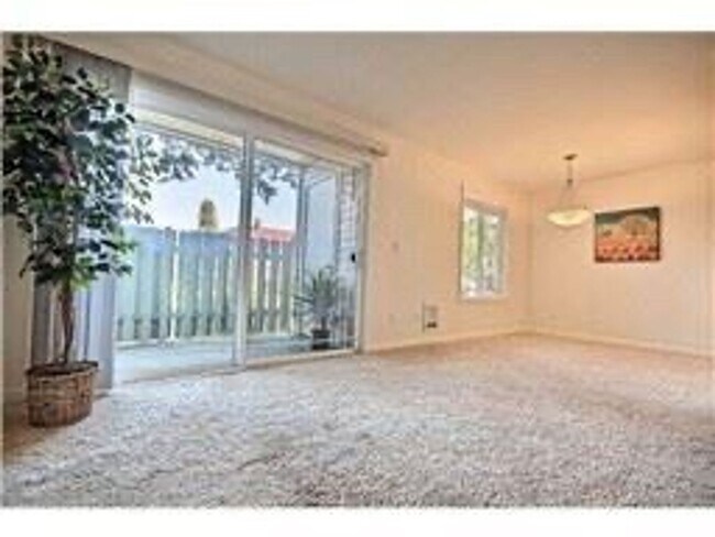 Building Photo - Quiet ground floor unit with access to lar...