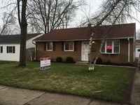 Building Photo - 3 Bedroom with 2 Car Garage in Waukegan