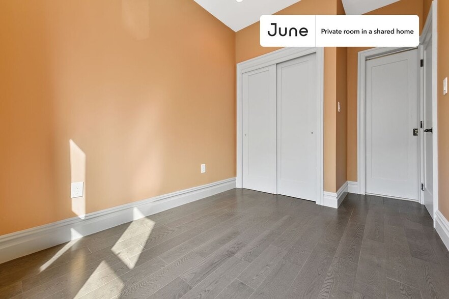 Building Photo - Room in Shared 3 bed/2 bath home