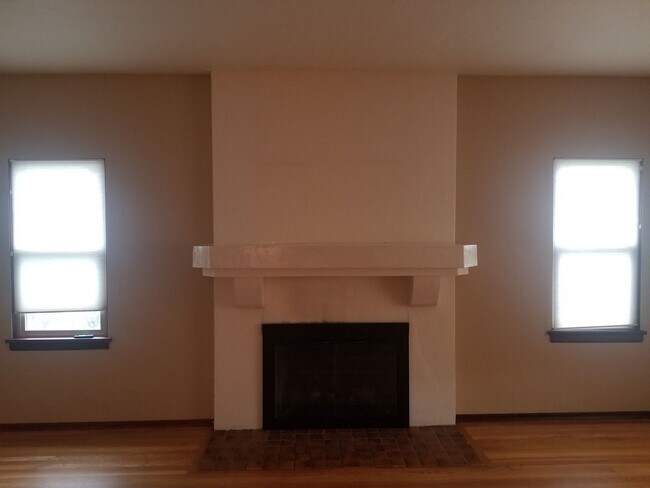 Building Photo - Occupied, do not disturb tenants. Barge-Chestnut Historic District Craftsman 2br 2ba home, with a...