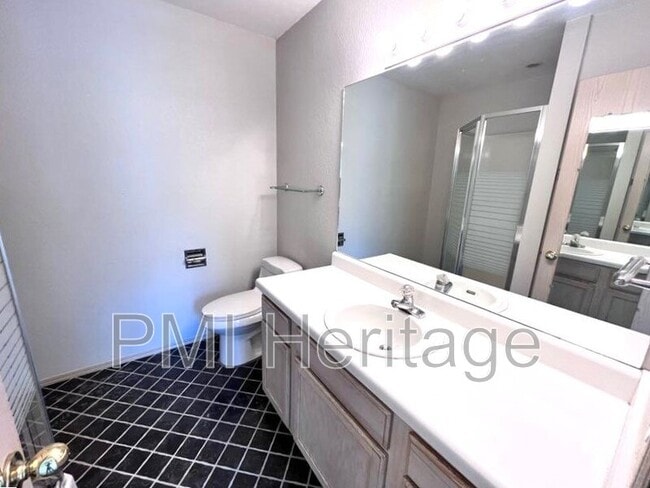 Building Photo - 884 N Daisy Ln