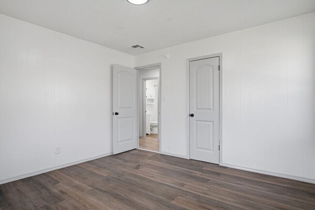 Building Photo - 549 E Ercoupe Dr