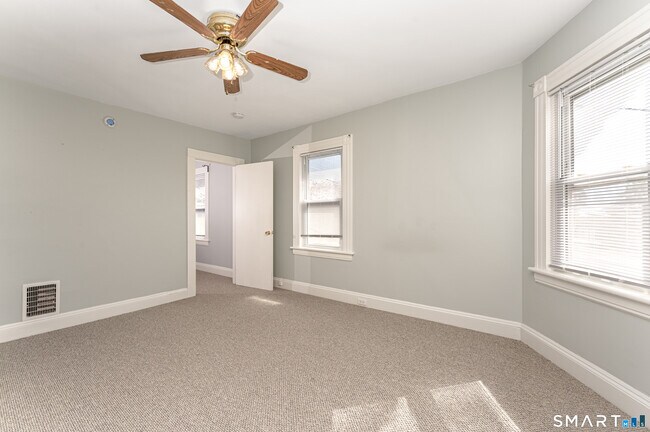 Building Photo - 176 Thompson St