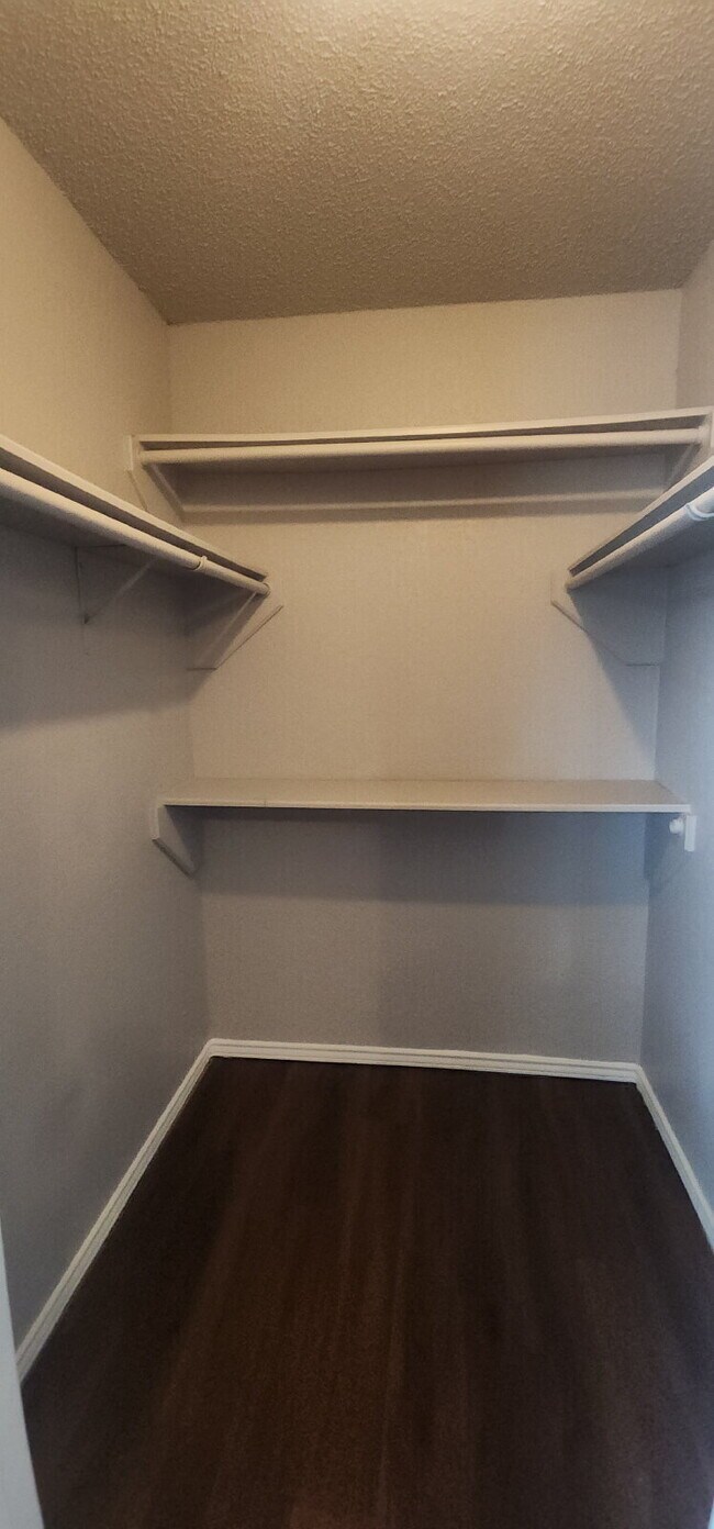 Building Photo - Charming 2 Bed/ 1 Bath Duplex with a Garag...