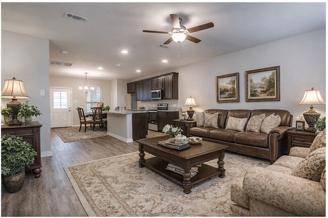 Building Photo - 3 bedroom 2 Bath home Move In Ready