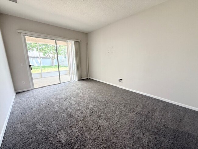 Building Photo - Spacious and well-appointed 4-bedroom, 3.5...
