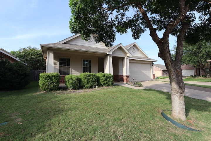 Building Photo - 1000 Warbler Ln
