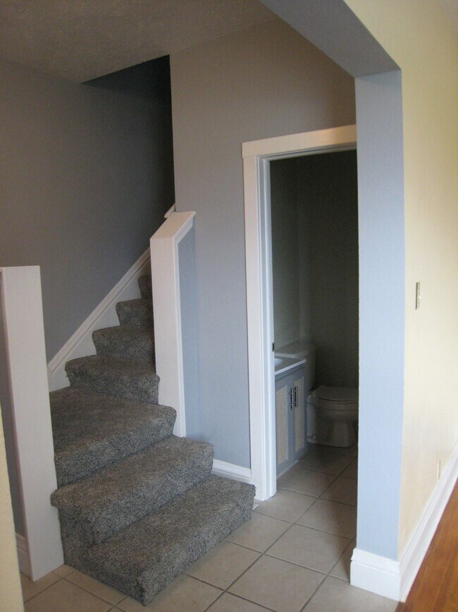 1/2 bath and stairs to 2nd level - 915 S 33rd St