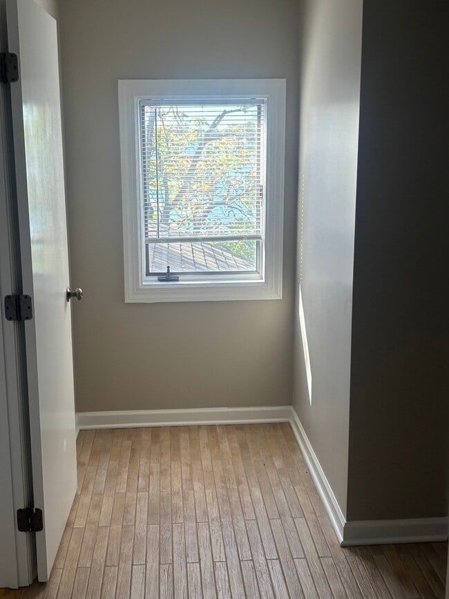 Building Photo - 21 Lakeview Pl