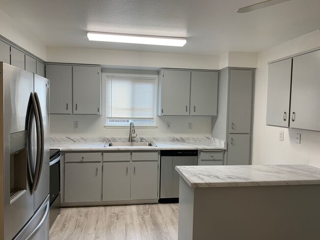 Building Photo - Super clean and move-in ready 3 Bedroom, 2 Bath!!
