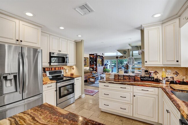 Building Photo - 683 Pelican Way