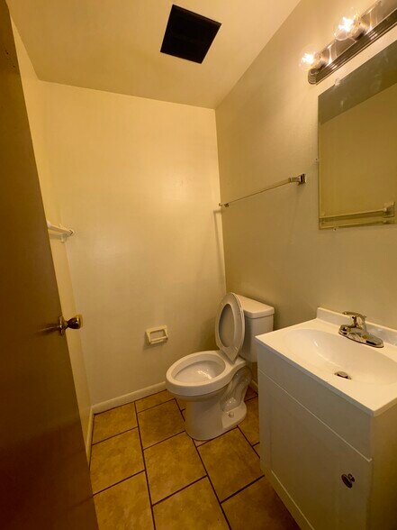 1/2 Bathroom - 5317 Greencroft Dr