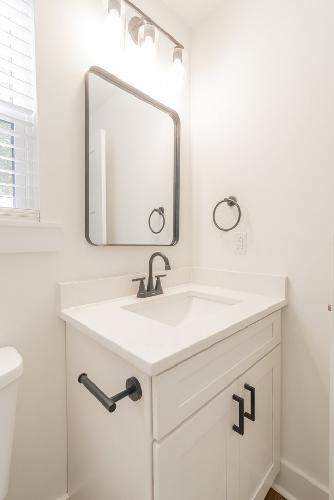 Building Photo - 404 Kirby Dr