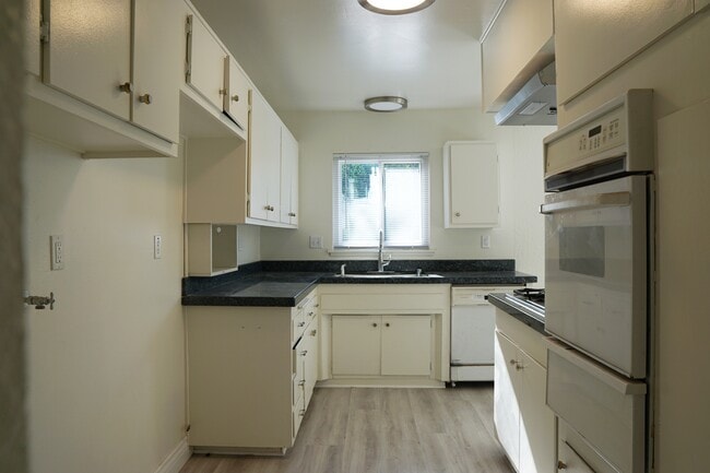 Building Photo - 39220 Karen St