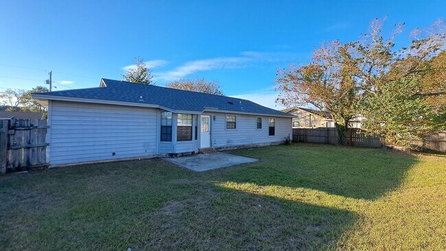 Building Photo - 3 bedroom 2 bath house available for rent!