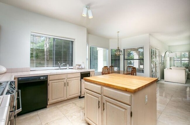 Building Photo - 5 bed 3 bath, 3500 sft in Tempe with pool