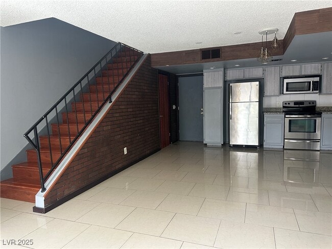 Building Photo - 5457 Escondido St