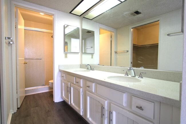 Building Photo - Upstairs 2-Bedroom Condo in South Redlands!