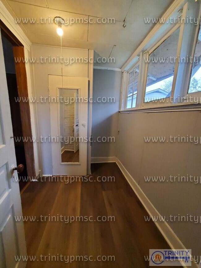 Building Photo - Huge 4 Bed House!
