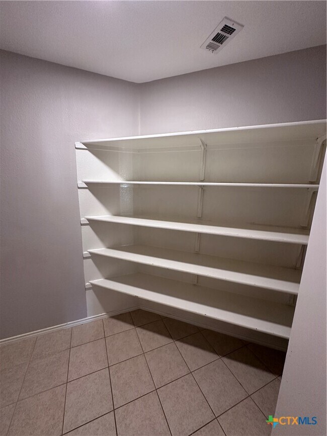 Building Photo - 6902 Golden Oak Ln