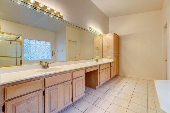 Building Photo - Spacious 3 Bed, 3 Bath Home in Hidden Valley Ranch!