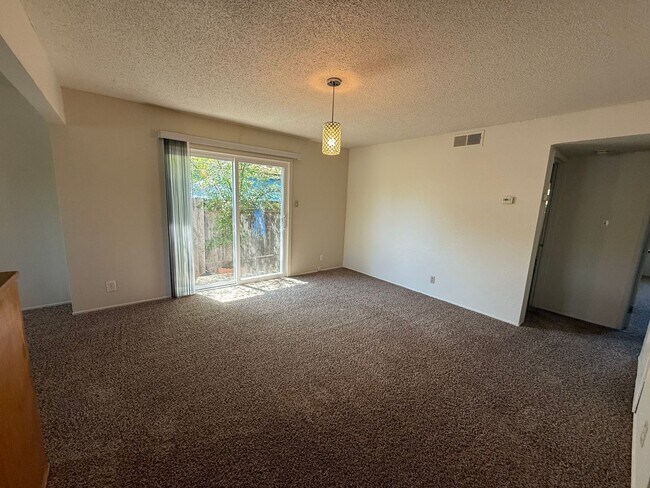 Building Photo - Cute 2 bedroom, 2 bath duplex available NOW!