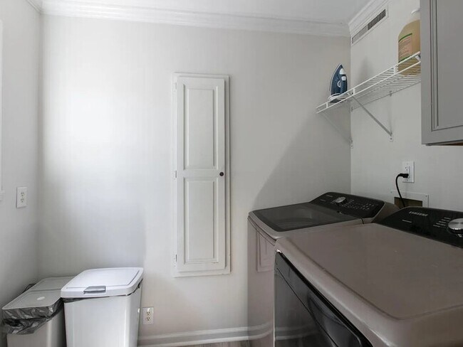 Building Photo - Spacious Three Bedroom Home w/ Fenced Yard
