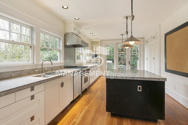 Building Photo - Stunning Historic Bungalow Just Minutes From City Center!