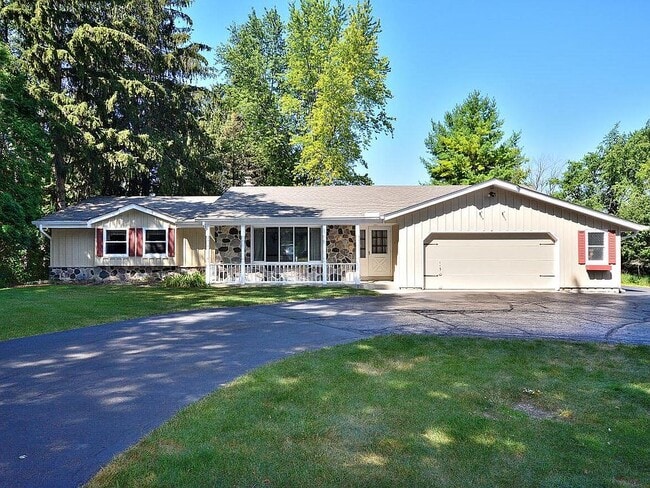 Building Photo - 3065 N Brookfield Rd