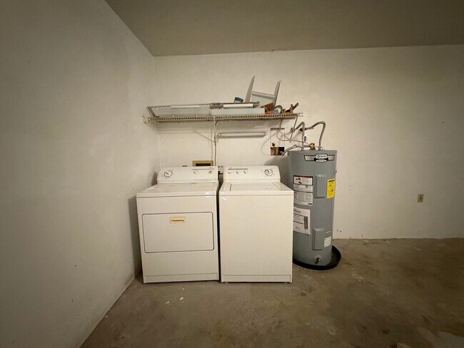 Building Photo - 460 Merlin Ct