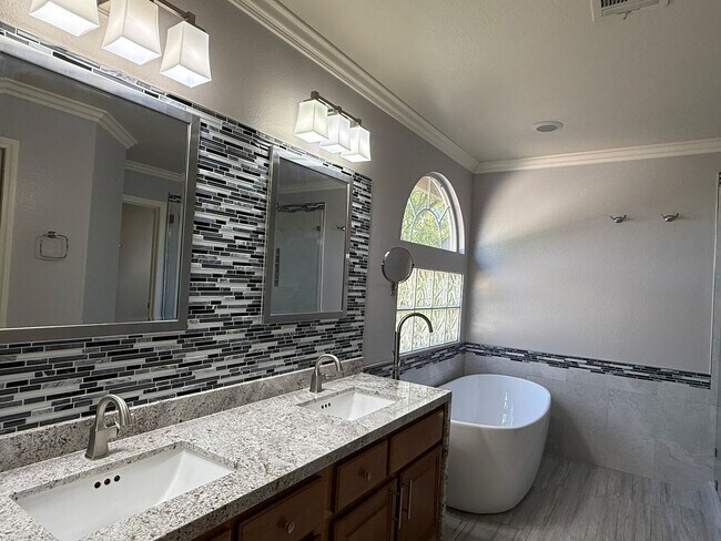 Building Photo - Beautiful Royal Highlands Home with stylish upgrades thoughhout!