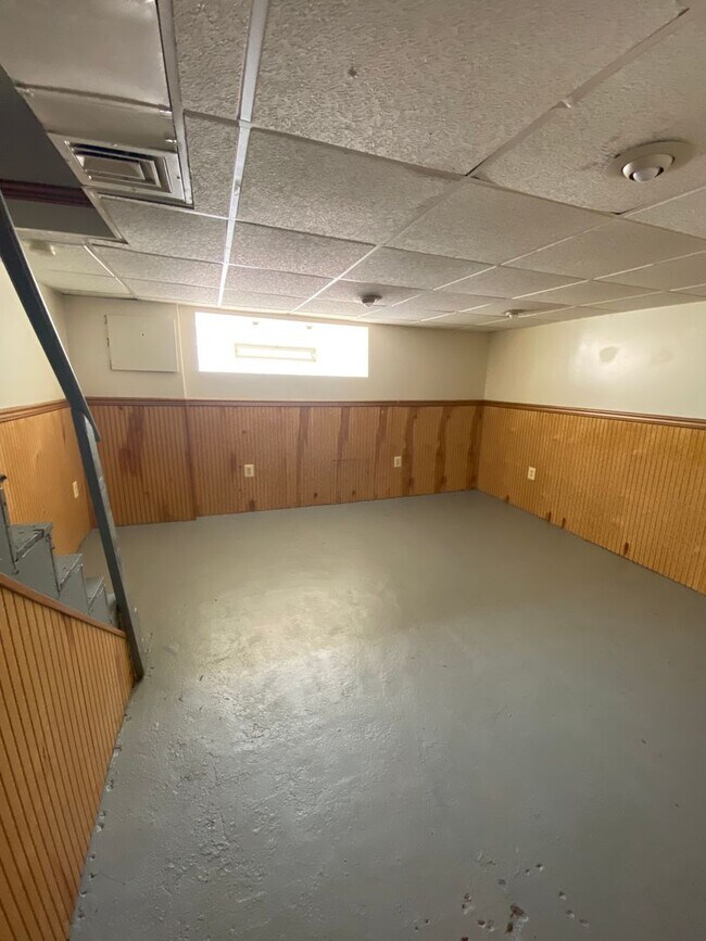 Building Photo - 3b1.5b Row House with Deck near Torresdale ave Available Now