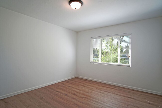 Building Photo - UPTOWN UPDATED 3/BD 2/BA 1/CG