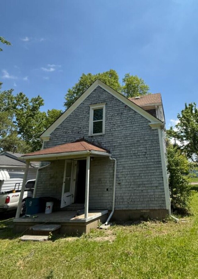 Building Photo - Section 8 Accepted! Spacious Newly Renovat...
