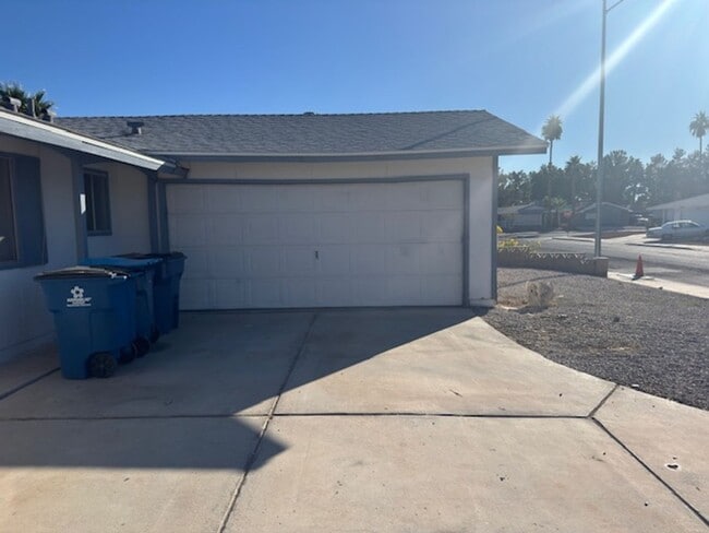 Building Photo - 3Bedroom ranch style home with large backyard
