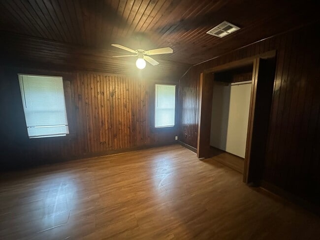 Building Photo - 4 Bed, 2 Bath, 2 dInng, 2 Living