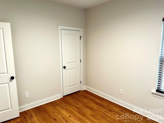 Building Photo - 521 N Linwood Ave