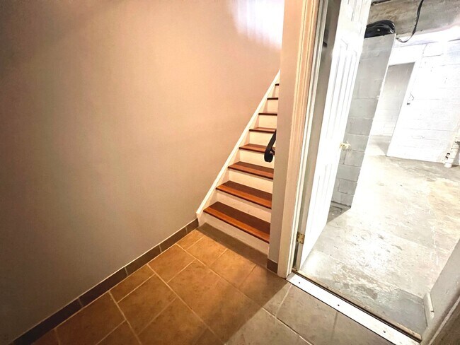 Building Photo - Sewickley Heights - Gorgeous Townhouse - 3...