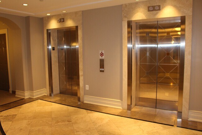 Building Photo - Luxury Condo 1 bed/1bath - 14th floor, Nice amenities, METRO!