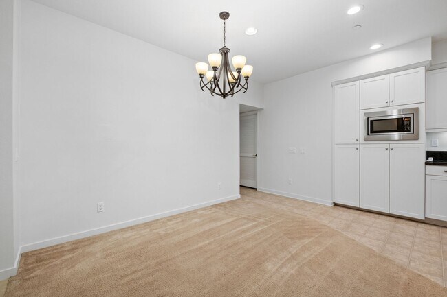 Building Photo - Beautiful 3 Bed, 3 Bath Home in Desirable Portola Springs