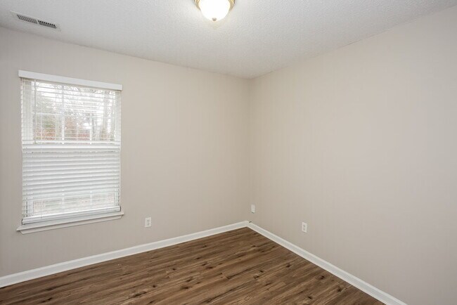 Building Photo - 2112 Highland Park Dr