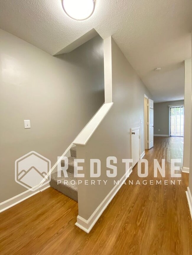 Building Photo - 2 Bedroom, 1.5 Bath - Townhouse