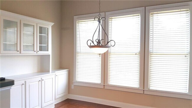 Building Photo - 3002 Montclair Cir SE