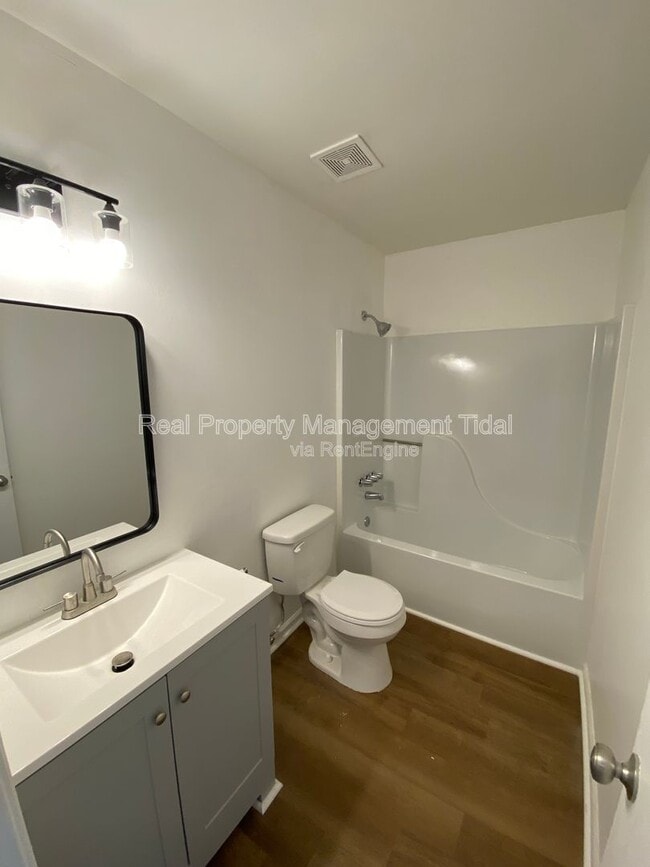 Building Photo - 726 19th St